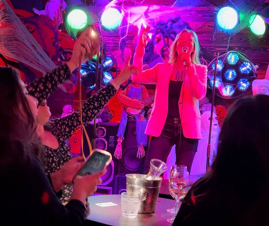 Elle chante un classique musical dans un karaoké