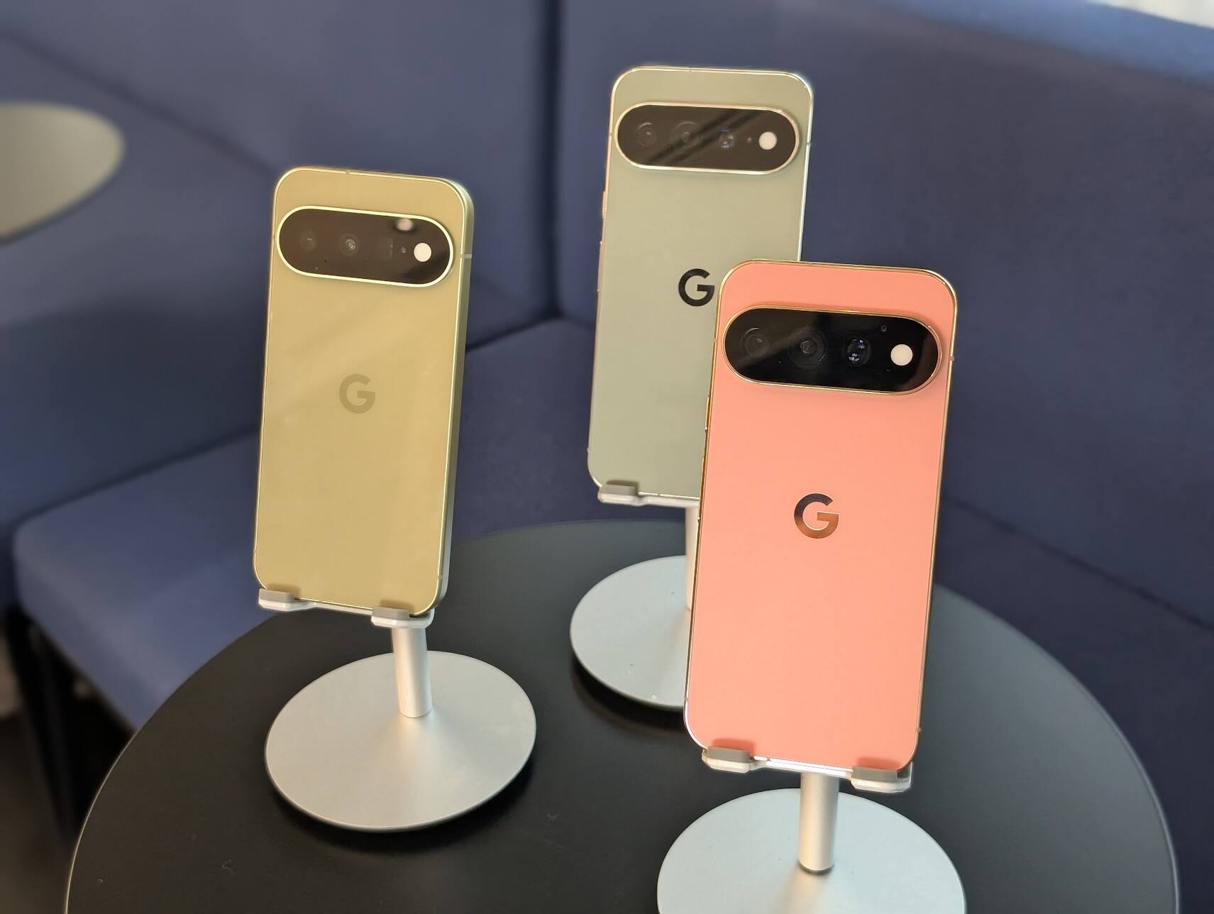 Les téléphones Pixel 11, Pixel 11 Pro et Pixel 11 Pro XL sont offerts en différentes couleurs inspirées de la nature, comme olive et hibiscus.