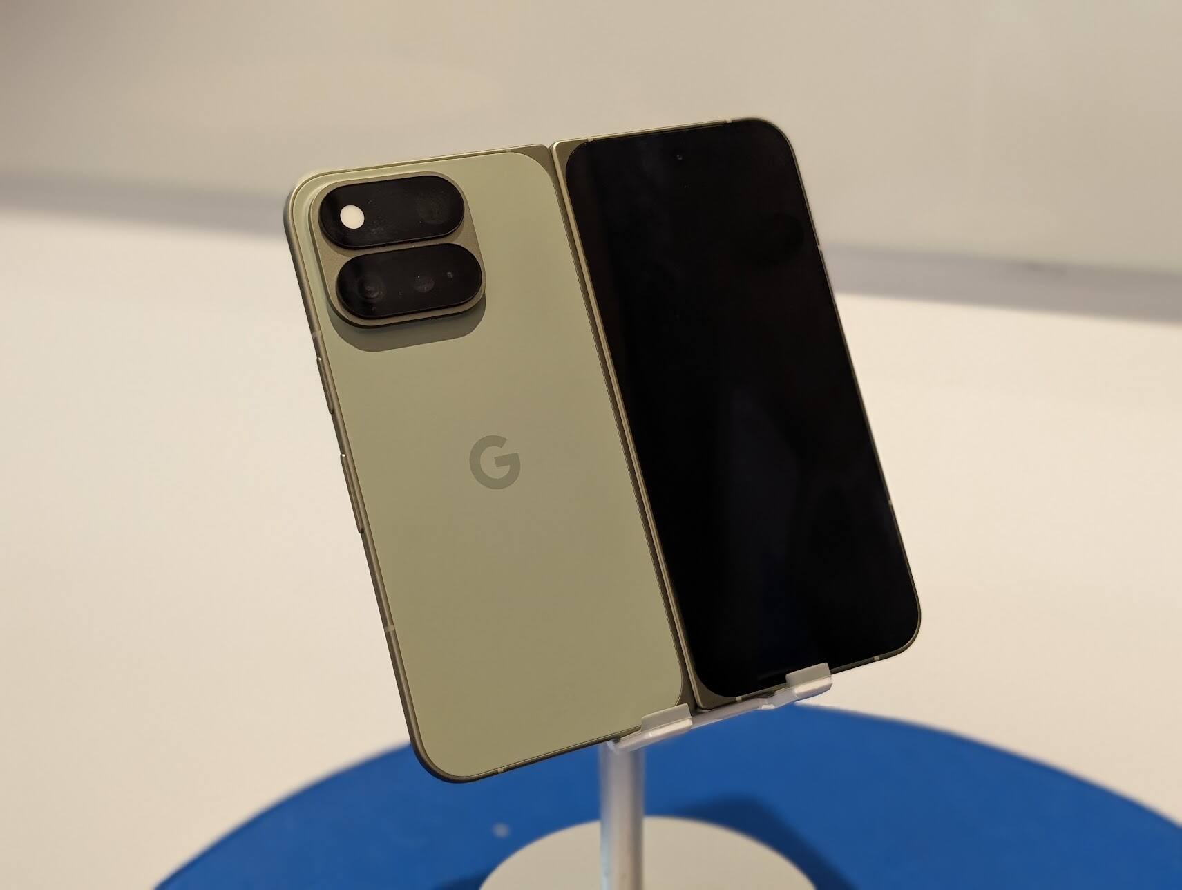 Les faces arrière et avant du Pixel 11 Pro Fold.