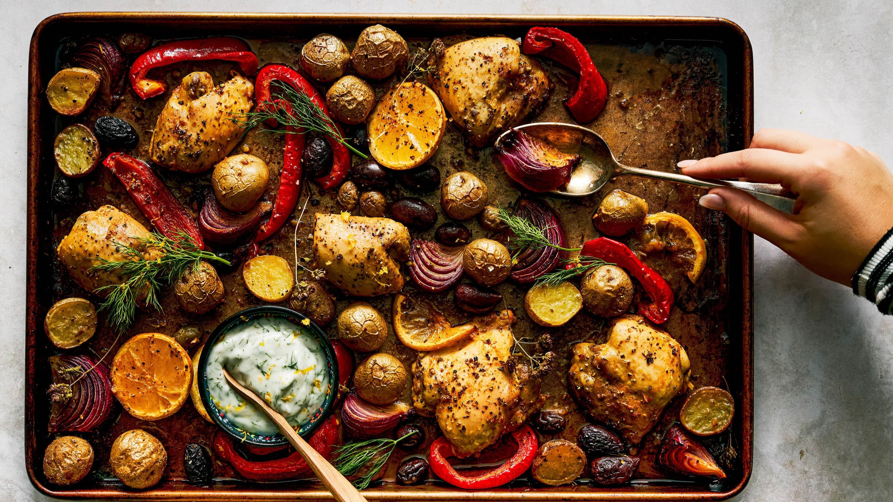 PLAQUE DE POULET À LA GRECQUE CRÈME SURE À L'ANETH