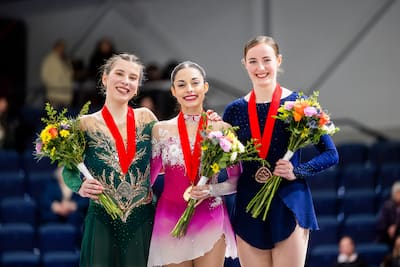 Sara-Maude Dupuis, medalha de prata, Madeline Schizas (ou) e Katherine Medland Spence (bronze) subiram ao pódio, dia 19 de janeiro de 2025, na edição da edição feminina sênior dos Campeões Canadiens de Patinagem Artística Tenus em Laval.