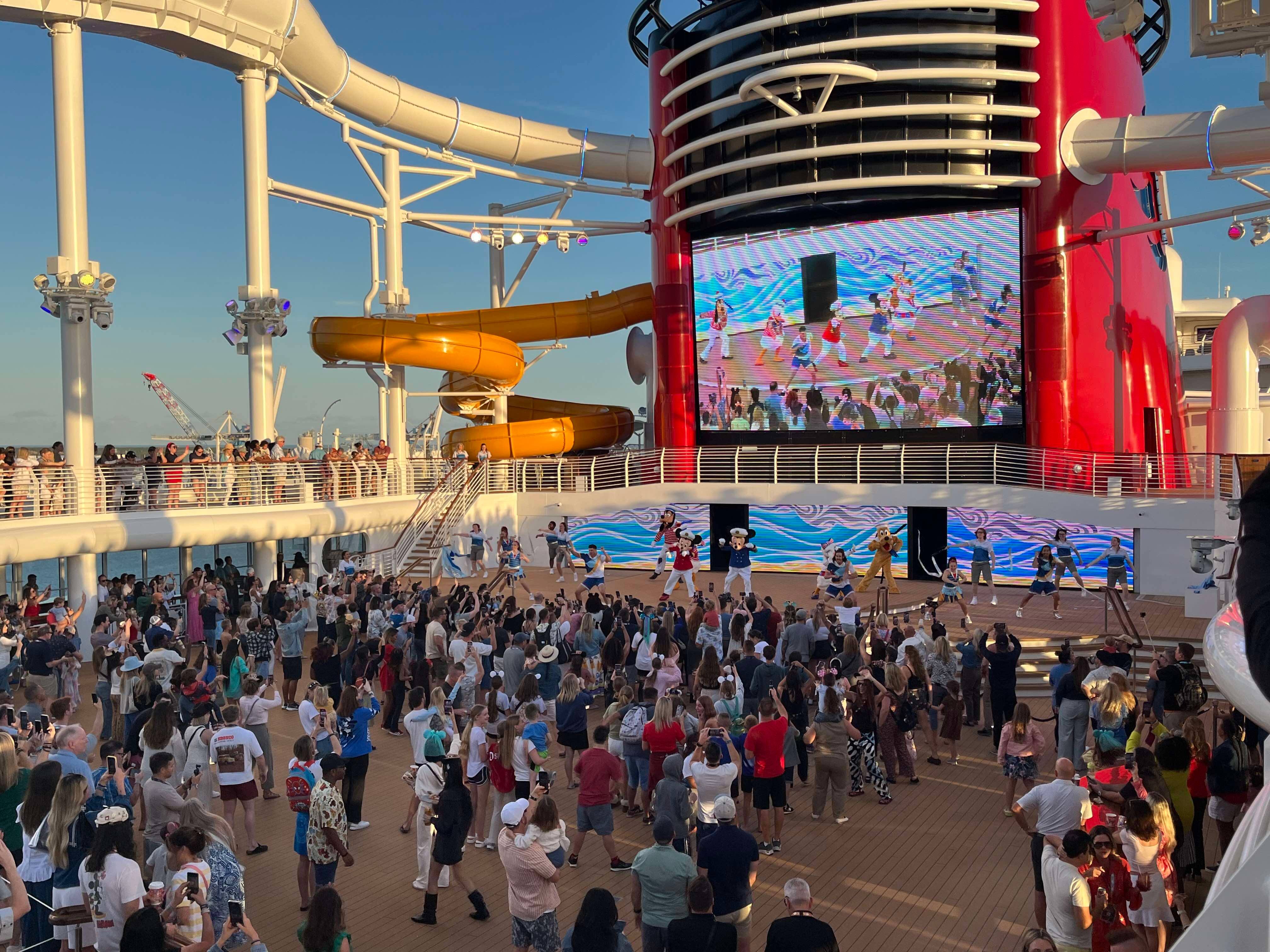 Le pont du Disney Treasure lors du spectacle de départ.