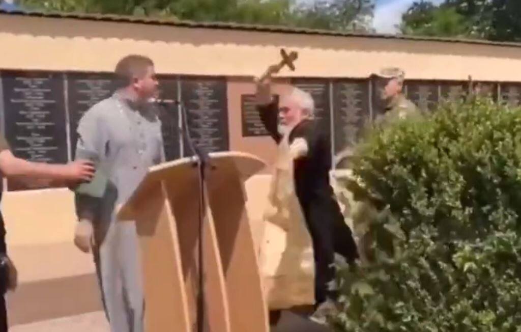 Using a cross, a Russian priest attacks his Ukrainian colleague