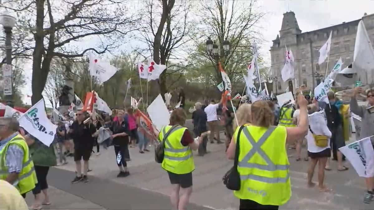 Importante manifestation des conducteurs de bus scolaire à Québec