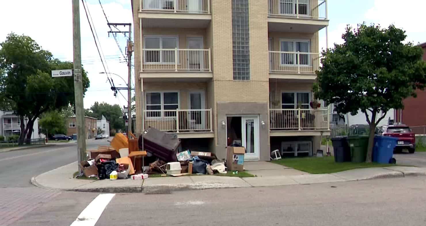 Des montagnes de d&eacute;chets dans la rue en raison des d&eacute;m&eacute;nagements