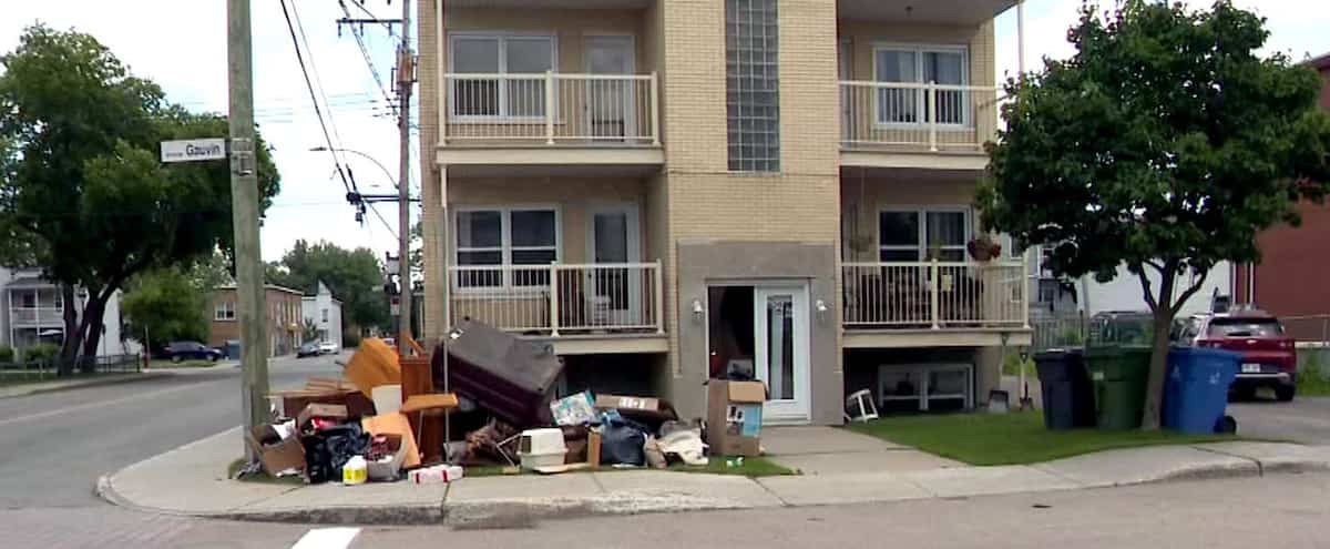 Des montagnes de déchets dans la rue en raison des déménagements