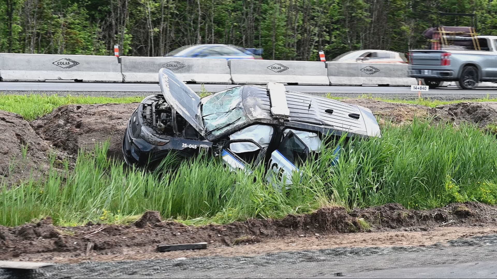 EN IMAGES | Un véhicule de la police municipale de Lévis fait une sortie de route sur l’autoroute 20