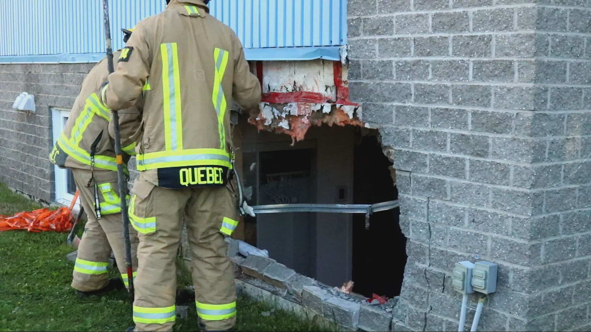 Un véhicule fait une embardée dans la chambre d'une résidence à Québec
