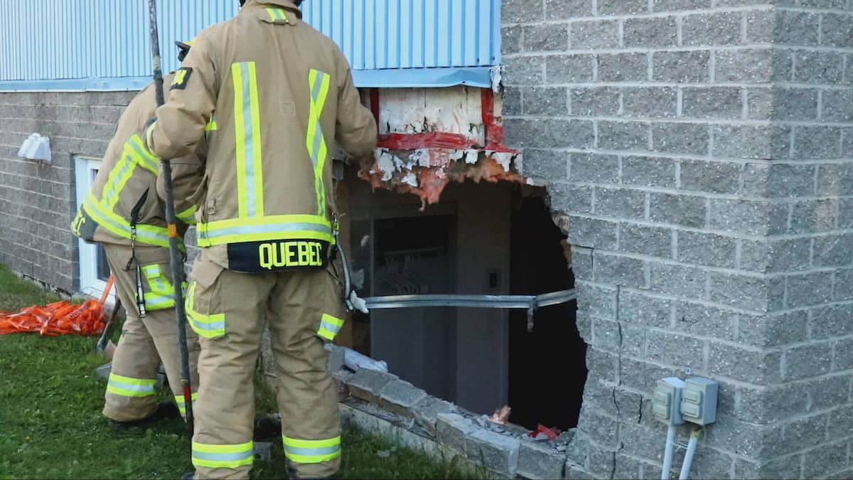 Un véhicule fait une embardée dans la chambre d'une résidence à Québec