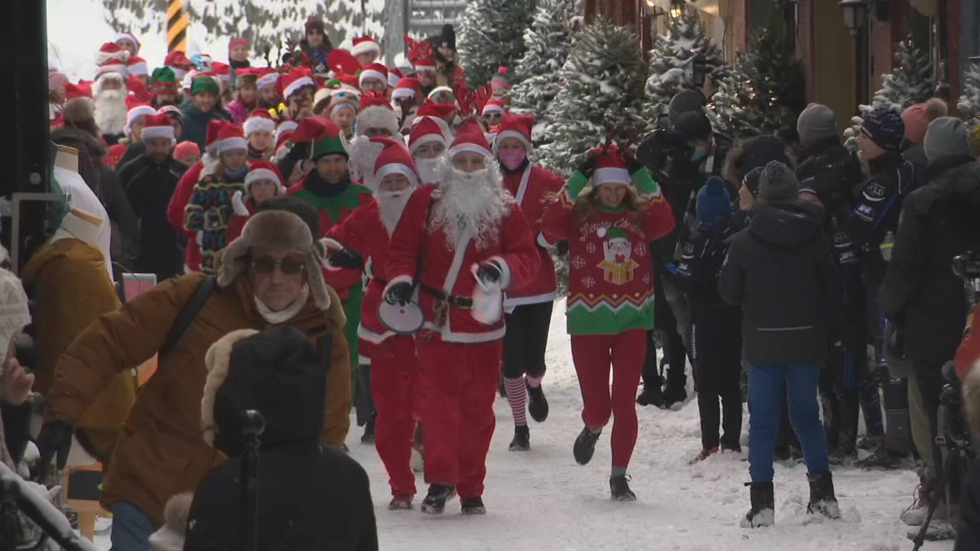 EN IMAGES | Des p&egrave;res No&euml;l font la course &agrave; Qu&eacute;bec