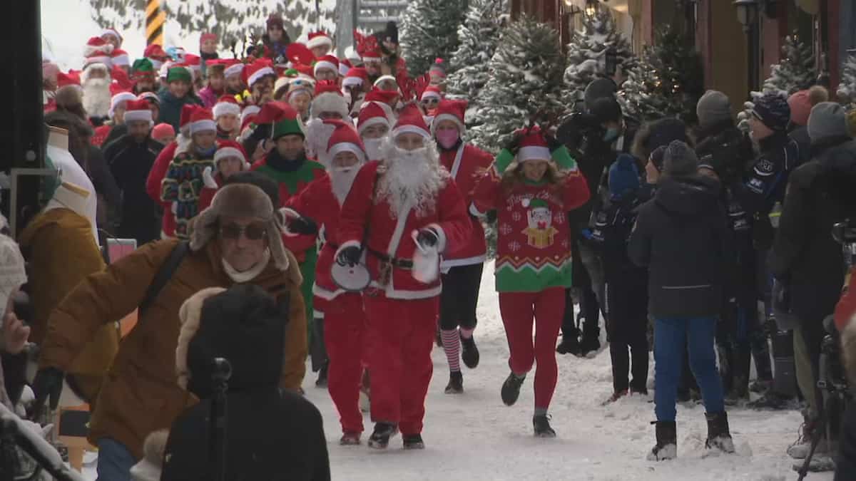 EN IMAGES | Des pères Noël font la course à Québec