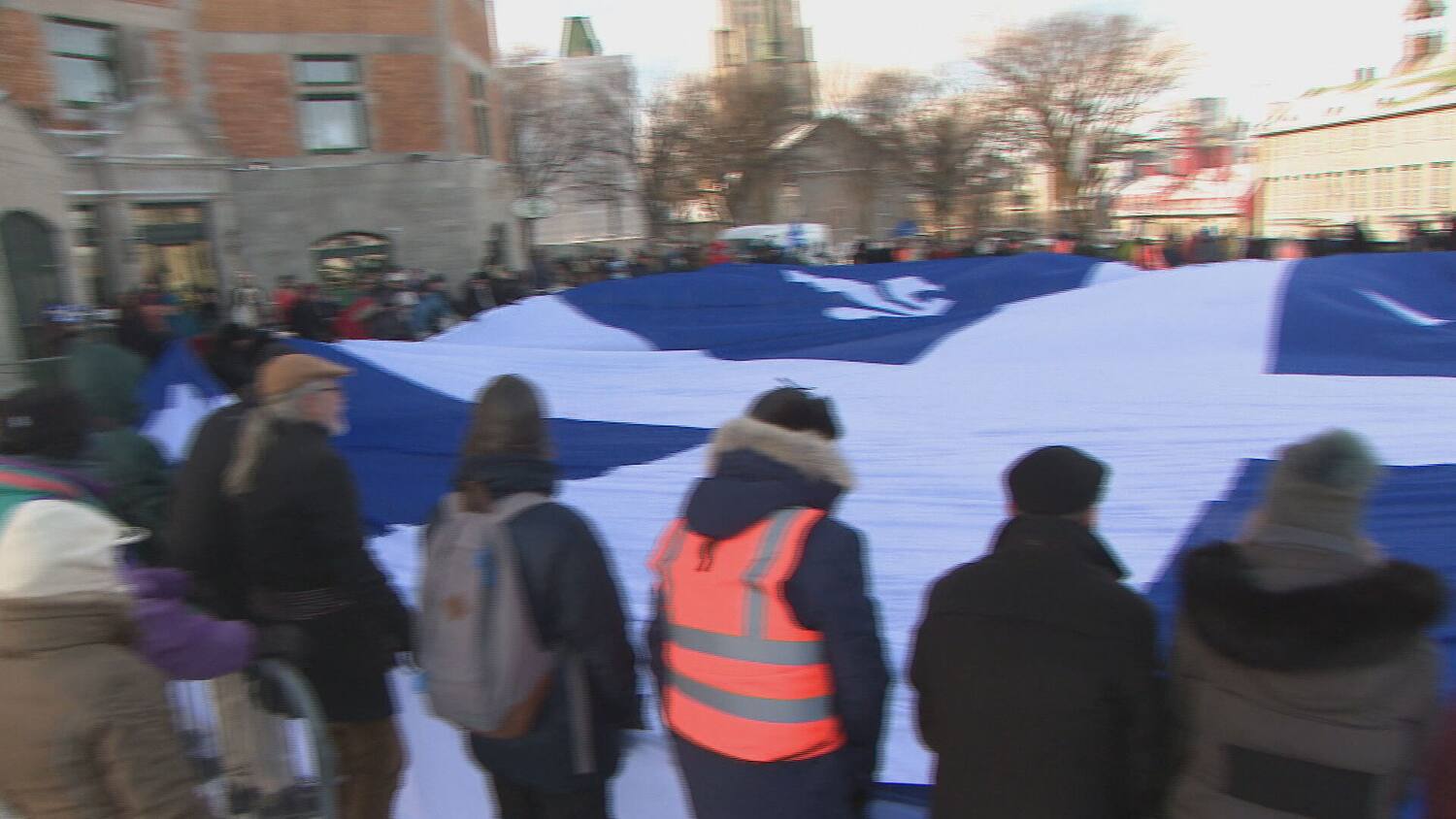 Hommage au fleurdelisé un drapeau immense dévoilé à Québec JDM