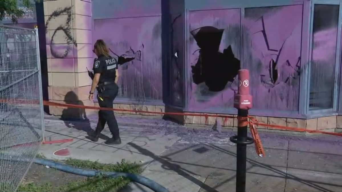 EN IMAGES | Le bureau du ministre fédéral Marc Miller vandalisé à Montréal