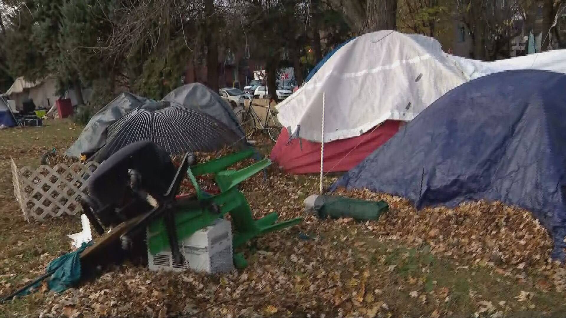 Le campement de sans-abri sur la rue Notre-Dame sera démantelé | TVA
