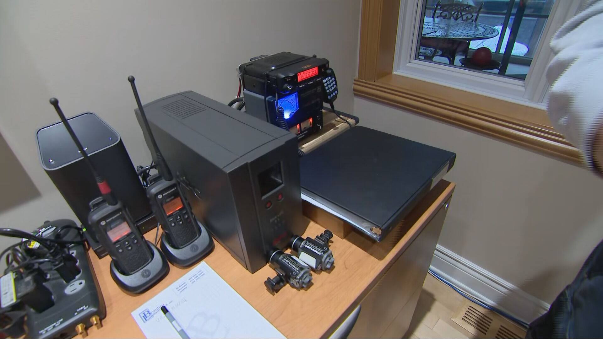 Radios portatives, batteries de secours, caméras de surveillance ...