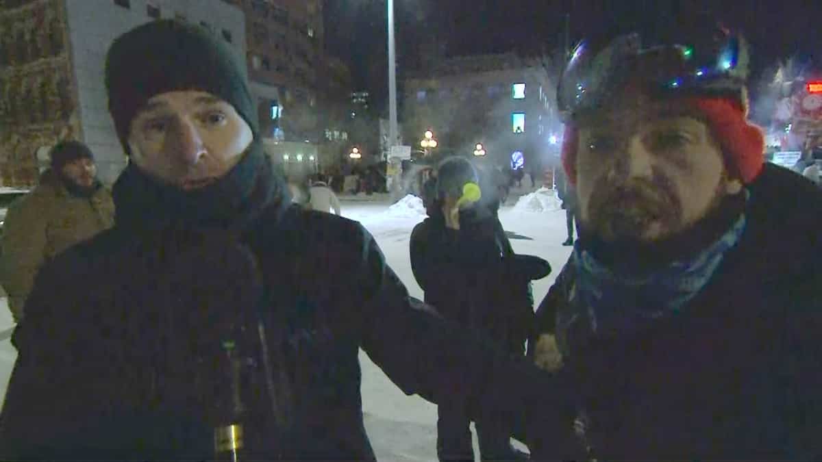 Encore un journaliste de TVA Nouvelles poussé en direct