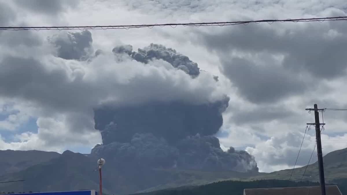 À VOIR | Éruption spectaculaire du volcan Aso au Japon