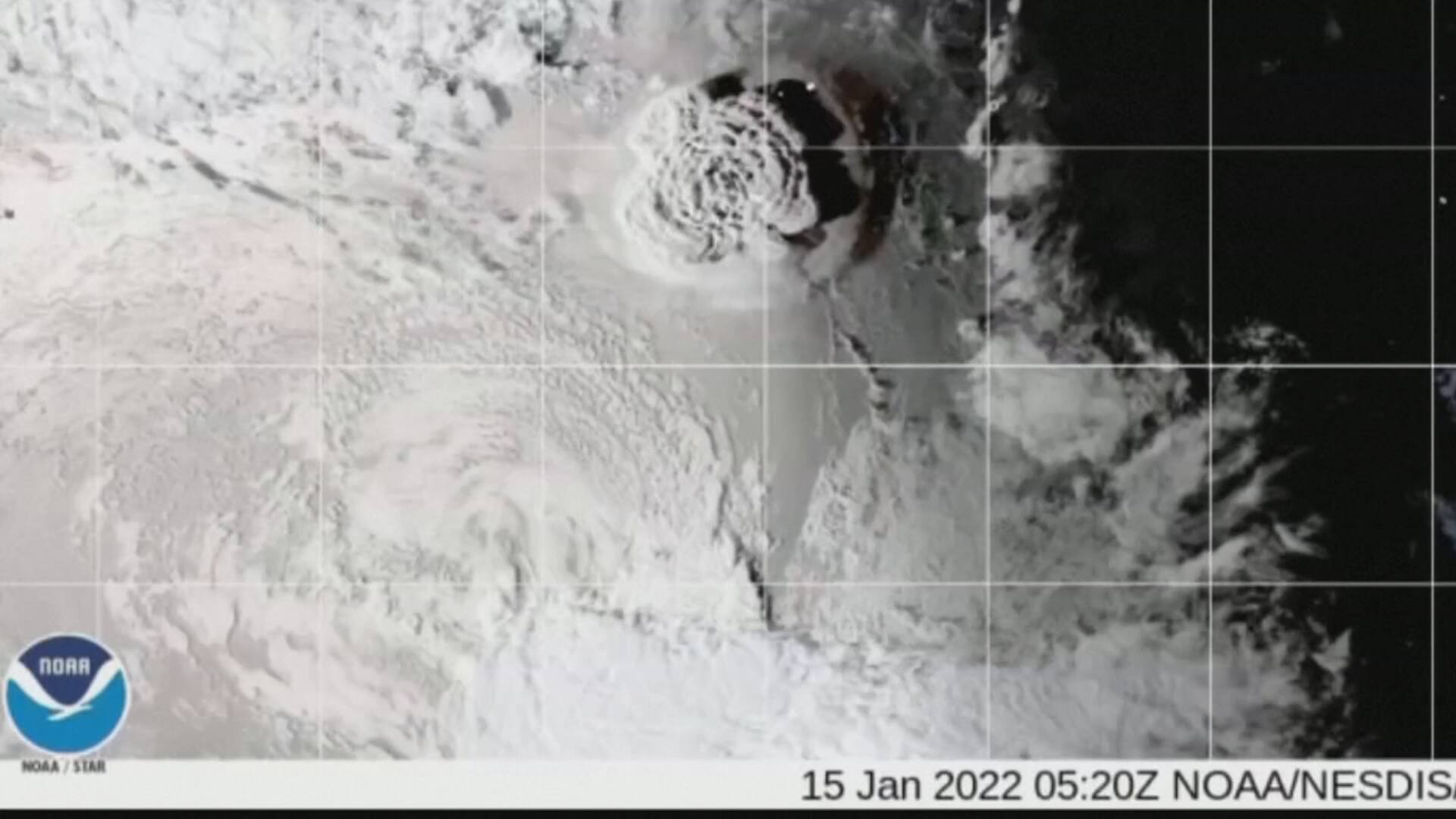 &Agrave; Tonga, les habitants fuient le tsunami apr&egrave;s l'&eacute;ruption du volcan