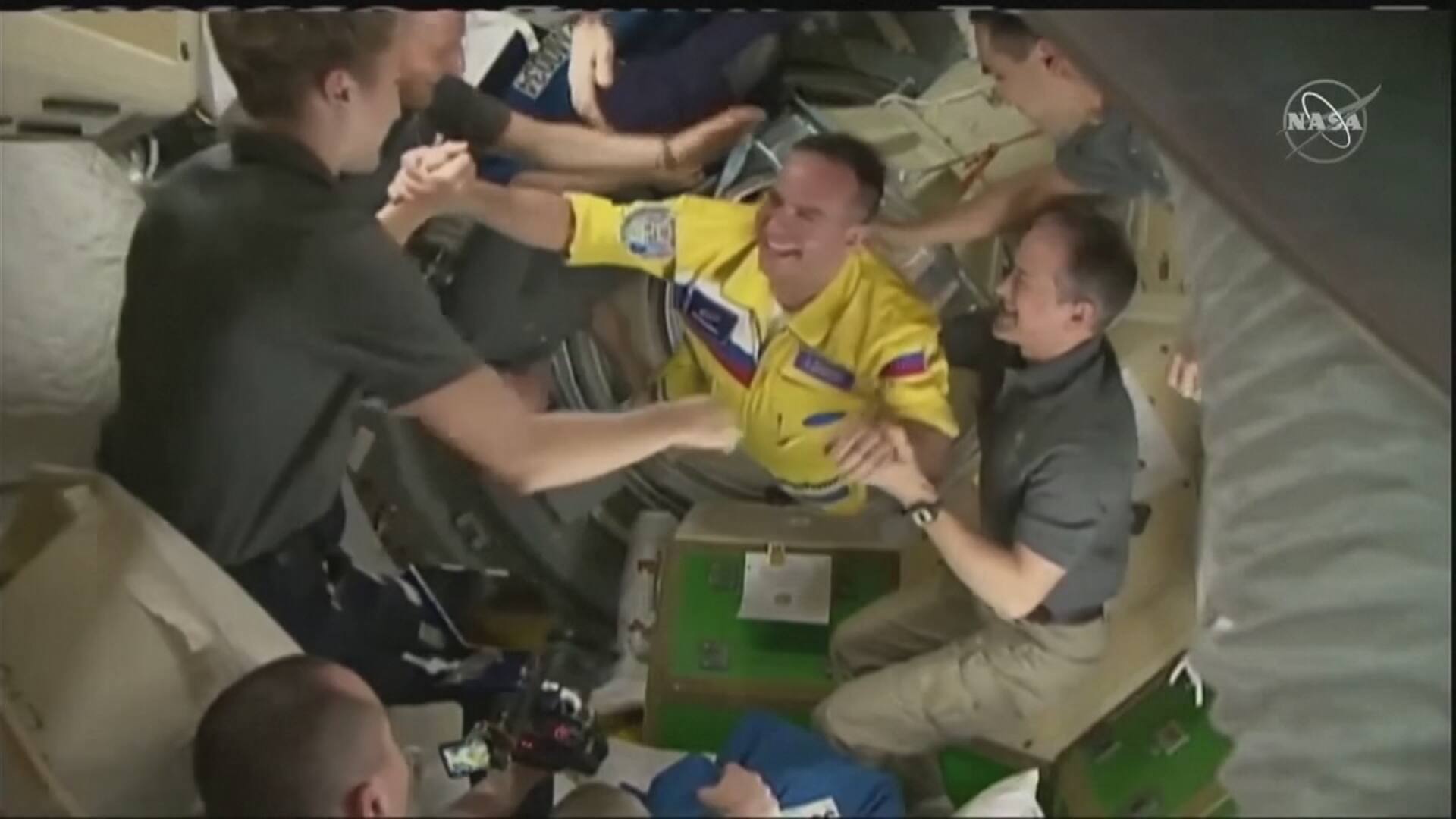 Astronautes russes: une combinaison jaune pas n&eacute;cessairement en soutien &agrave; l&rsquo;Ukraine