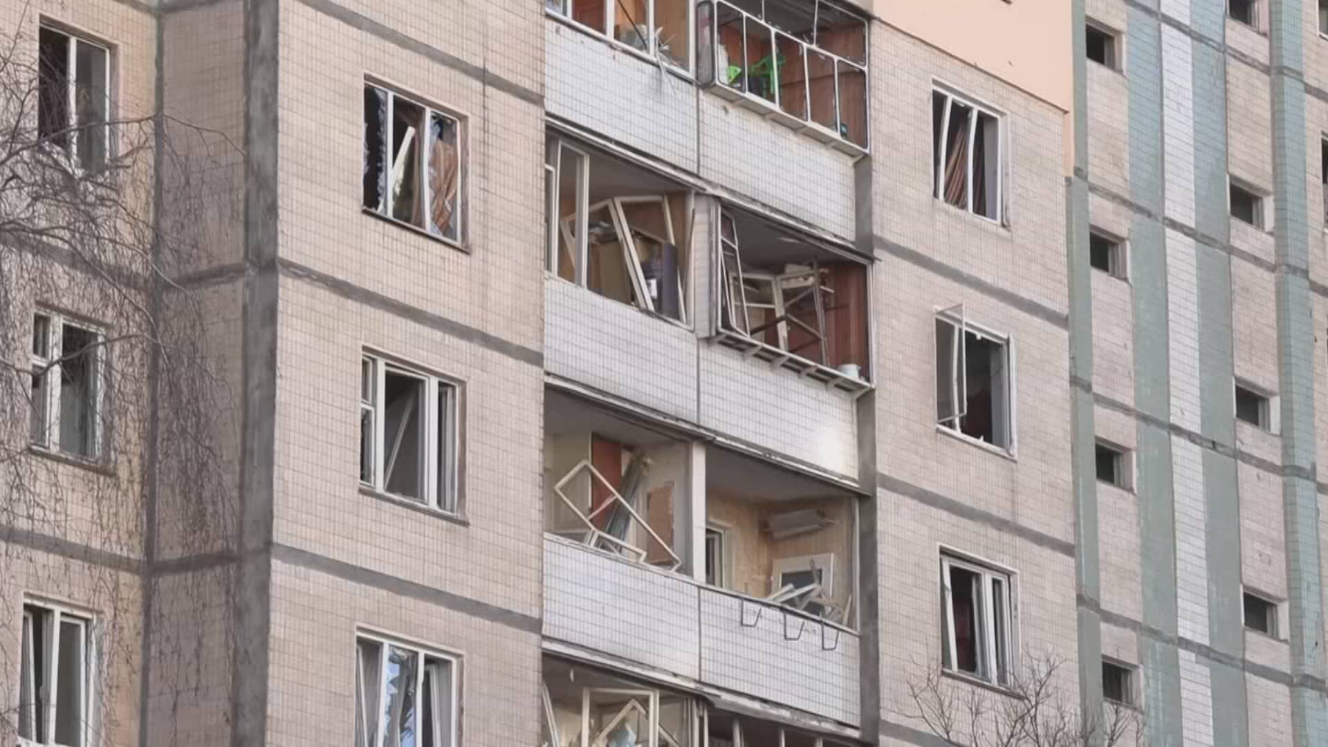 Un obus explose devant un immeuble &agrave; Ky&iuml;v, faisant cinq bless&eacute;s