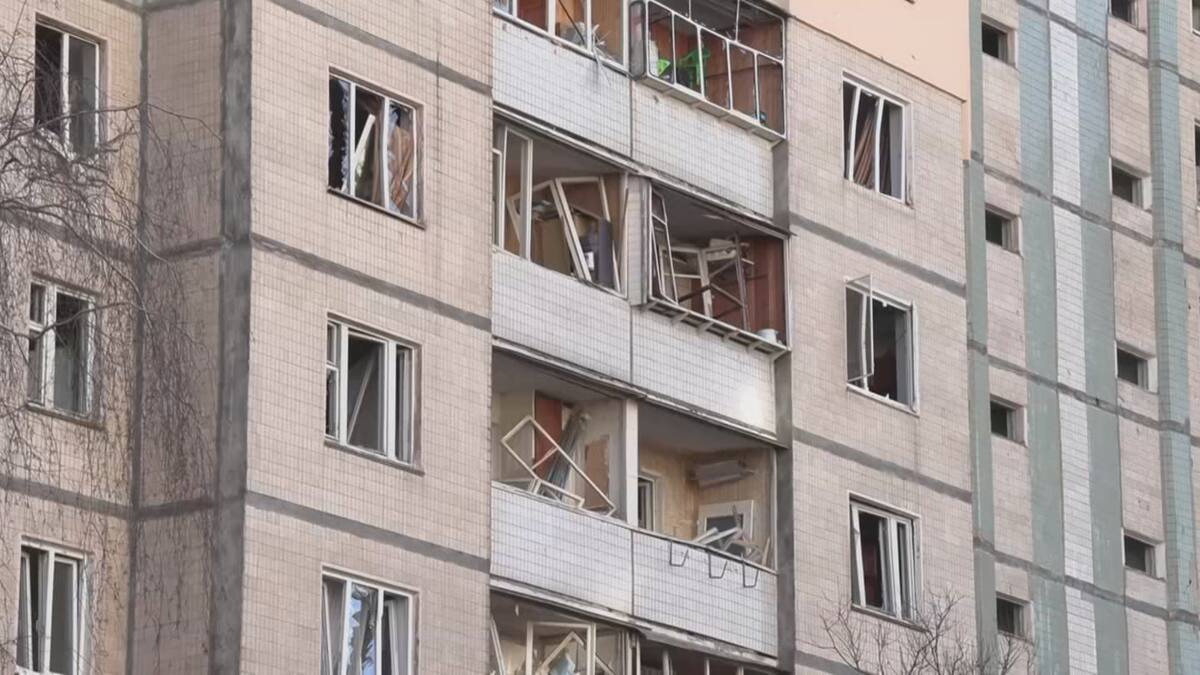 Un obus explose devant un immeuble à Kyïv, faisant cinq blessés