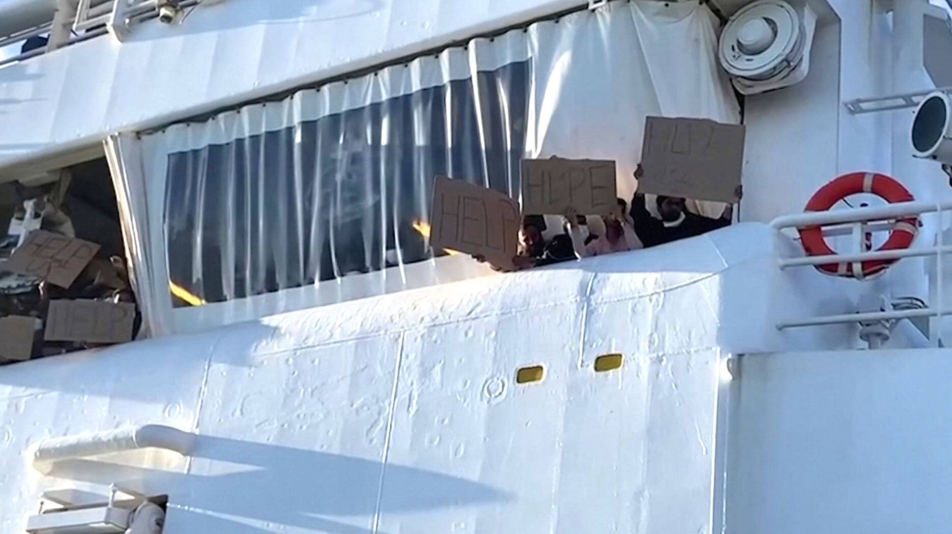 In pictures |  Desperate migrants jump on aid ships