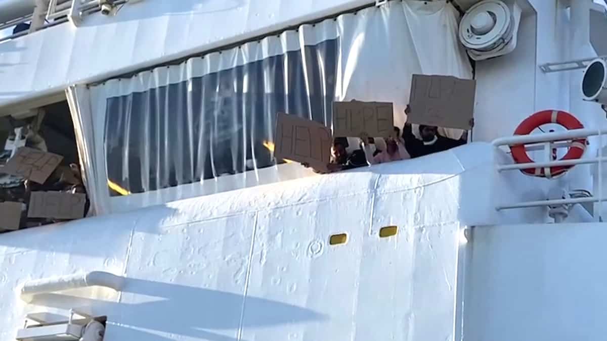 In pictures | Desperate migrants jump on aid ships In pictures | Desperate migrants jump on aid ships