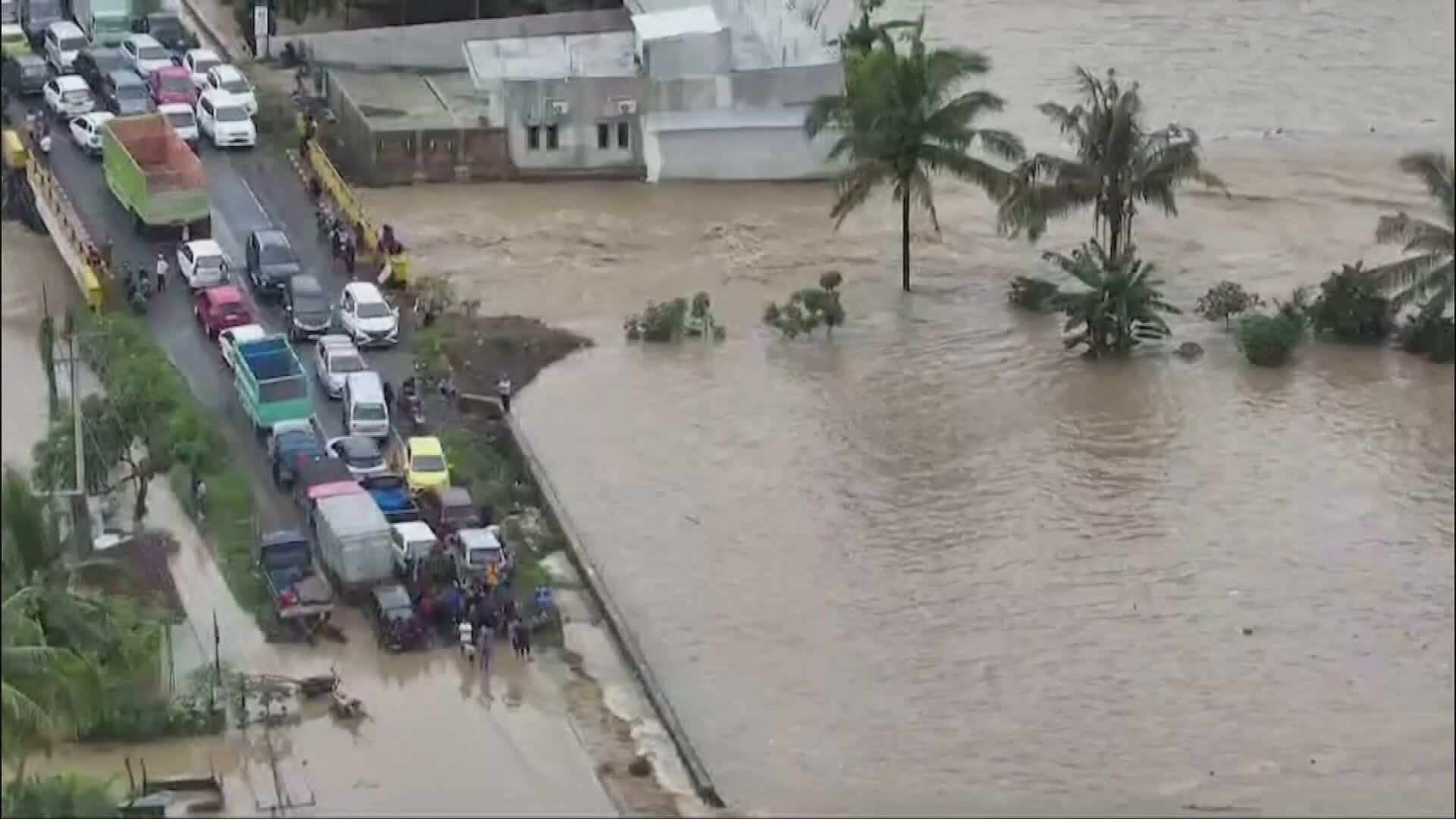 Au moins 15 morts dans des glissements de terrain en Indon&eacute;sie