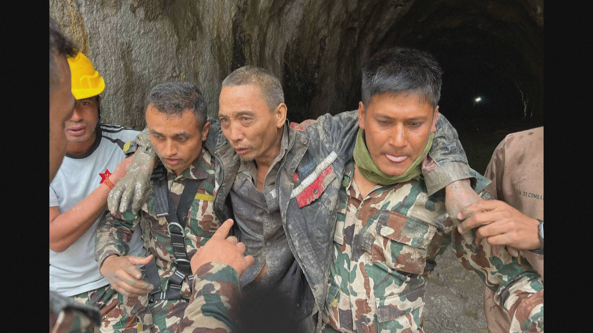 Un troisième survivant secouru dans un tunnel inondé au nord du Népal