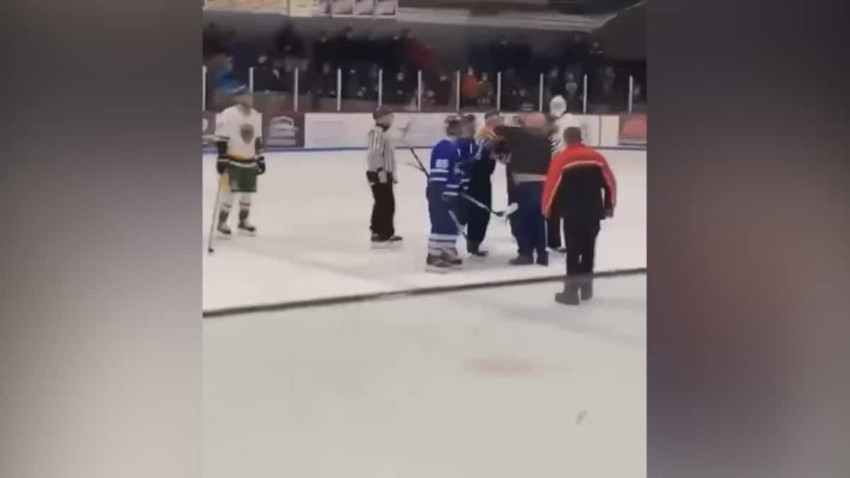 L'annonceur d’un match de hockey s’en prend à des arbitres