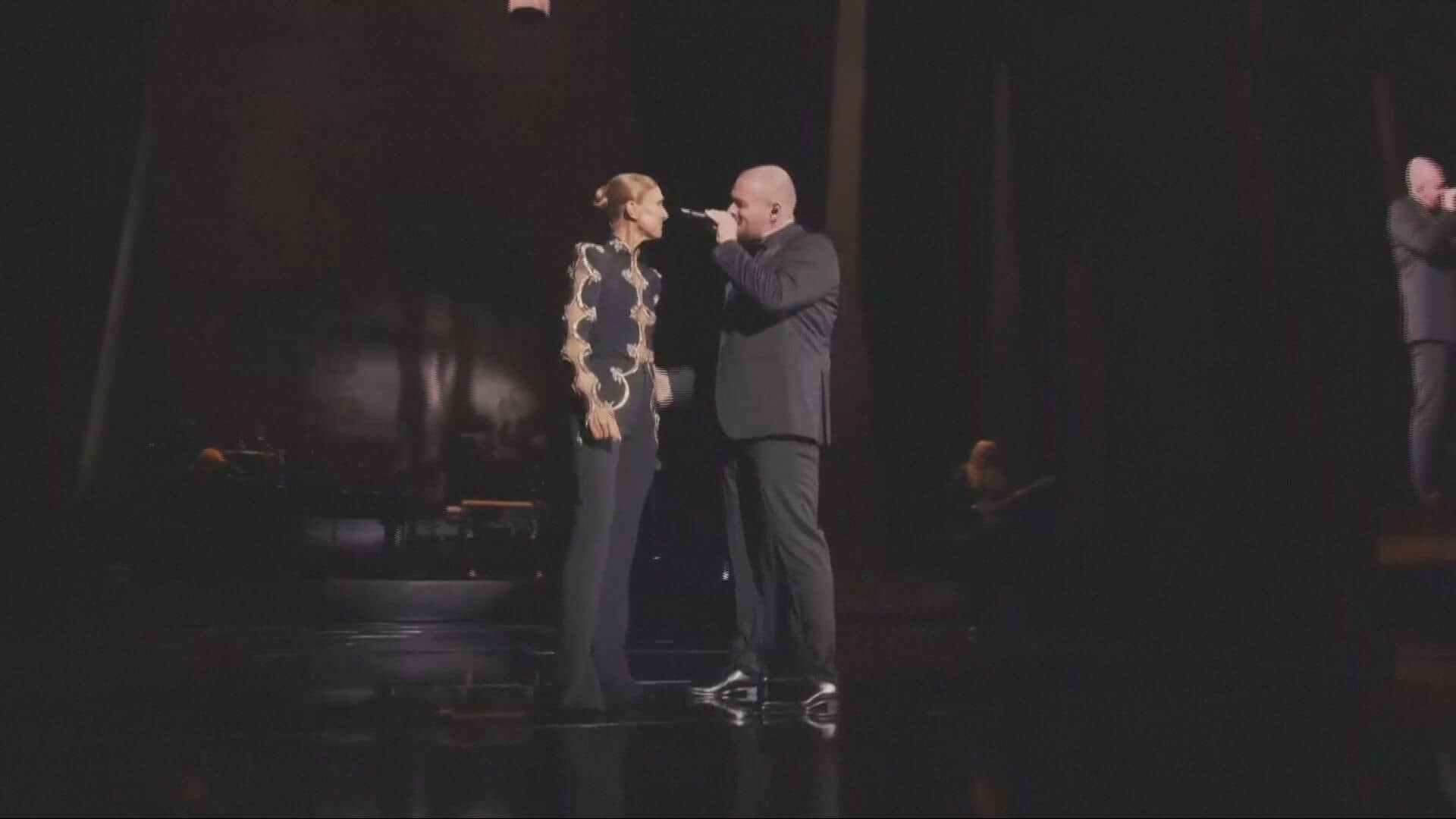 Un chanteur de Baie-Comeau performe avec Céline Dion à Paris: une immense source de fierté pour ses parents et la région