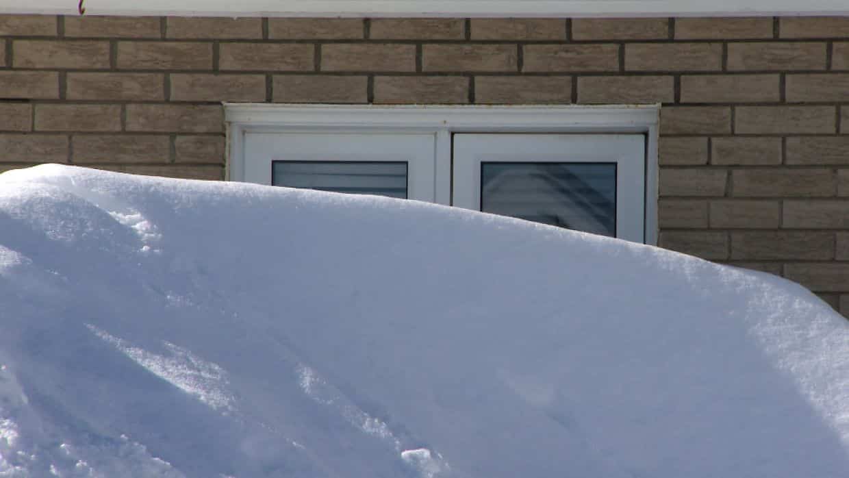 N’oubliez pas de déneiger vos fenêtres de sous-sol