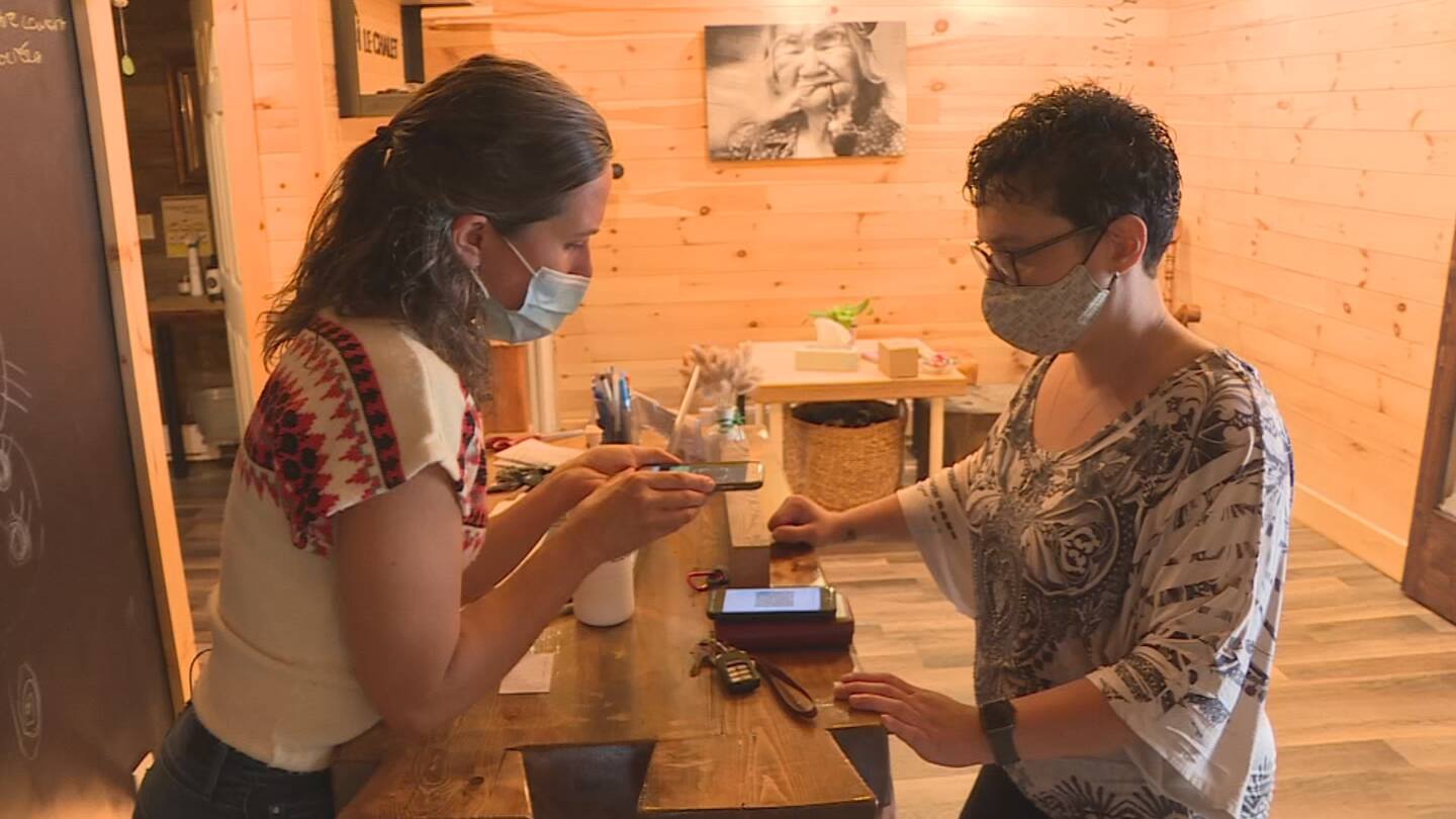 Côte-Nord: la propriétaire d’un studio de danse et de yoga «mal à l’aise» avec le passeport vaccinal Côte-Nord: la propriétaire d’un studio de danse et de yoga «mal à l’aise» avec le passeport vaccinal