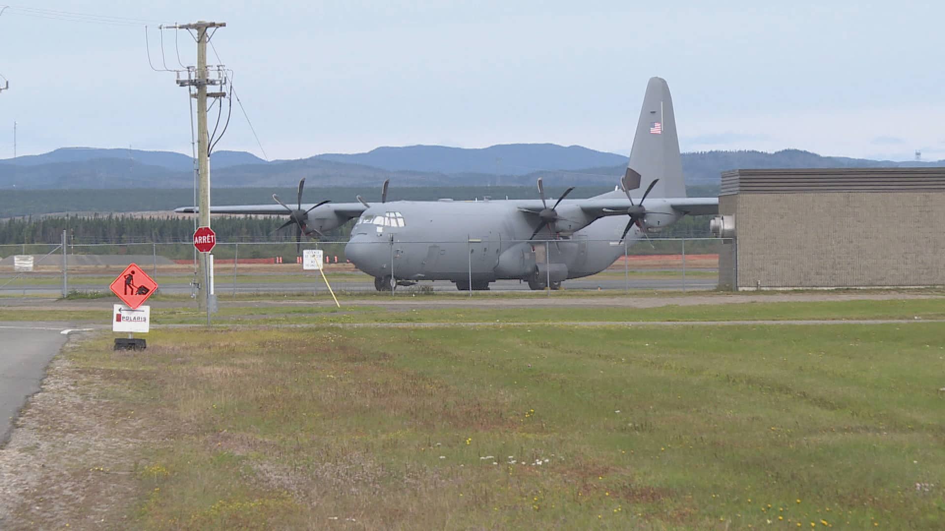 EN IMAGES | Un avion militaire américain stationné à Sept-Îles soulève des questions