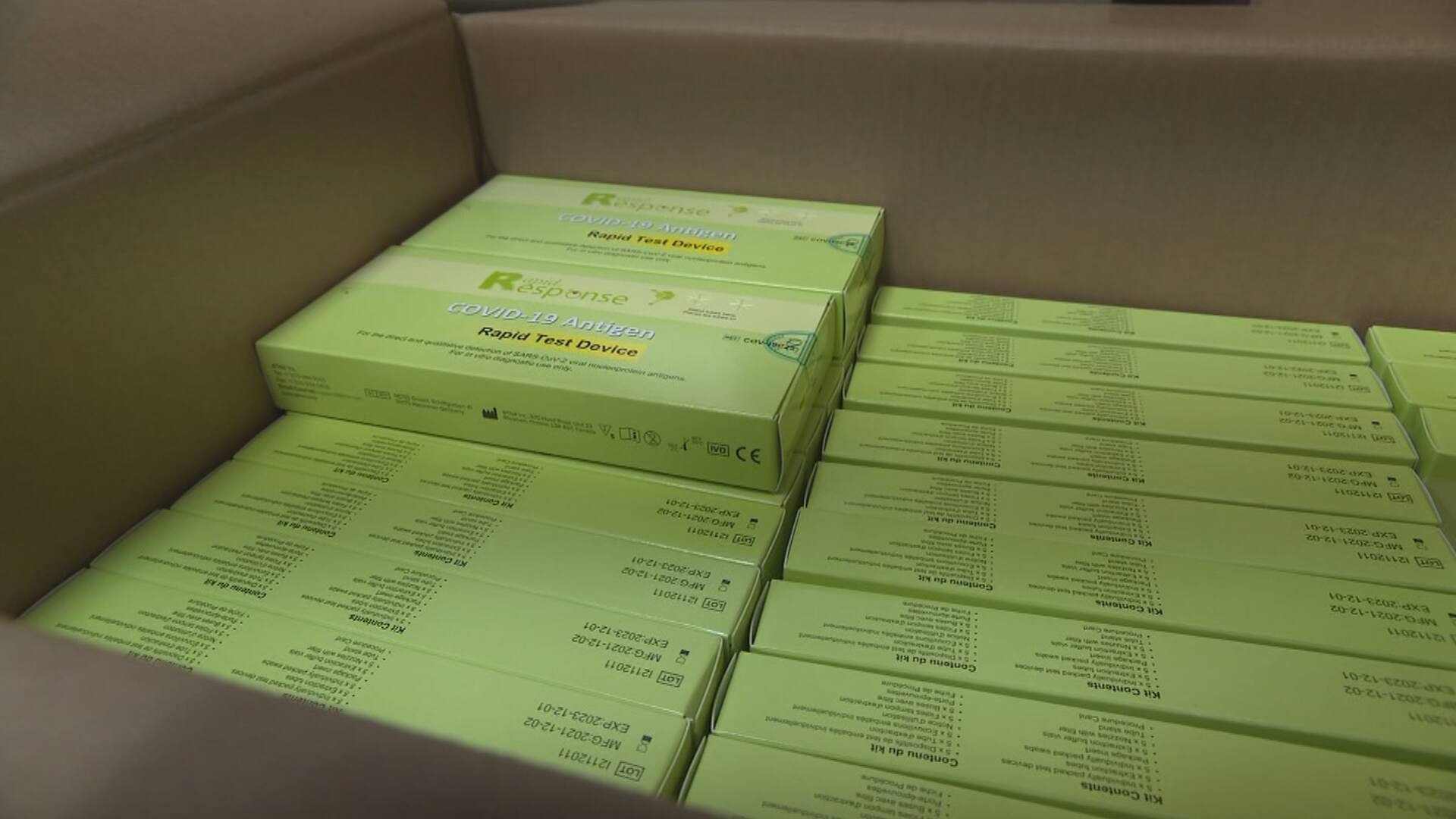COVID-19: de plus en plus de Qu&eacute;b&eacute;cois se procurent des tests rapides