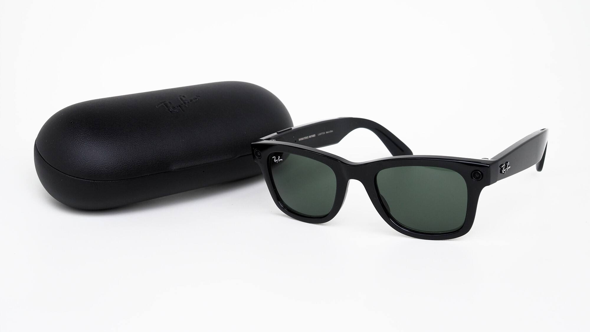 Les Ray-Ban Stories peuvent être rechargées sur la route dans leur étui de protection.