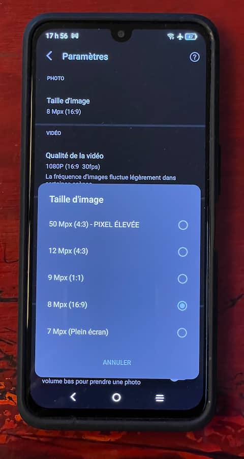 Ici, un appareil TCL 30 5G avec les différents formats photo