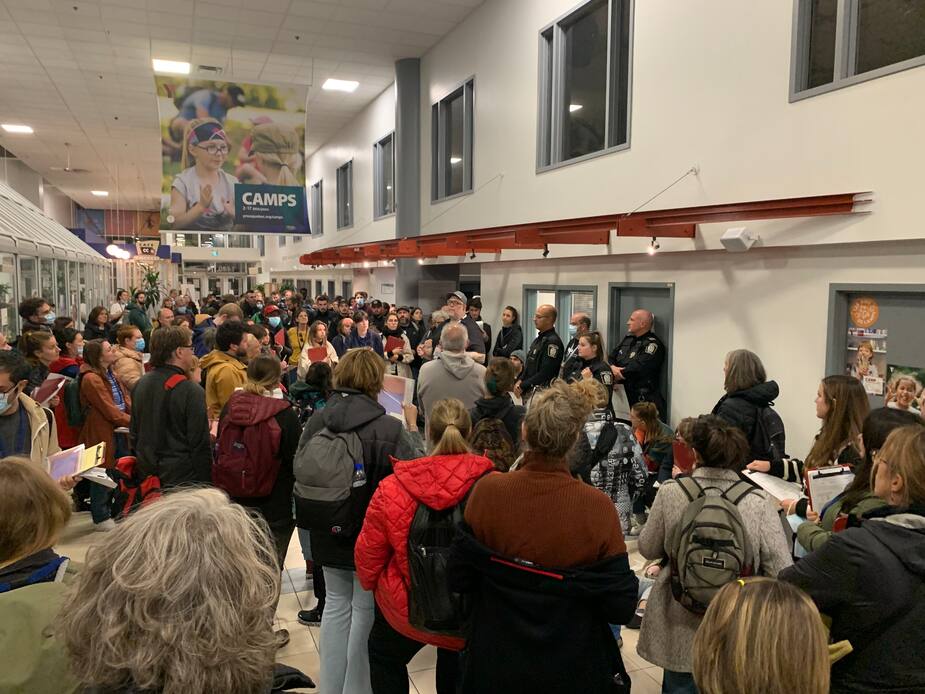 Des centaines de bénévoles se sont réunis au YMCA du centre-ville de Montréal, mardi soir.