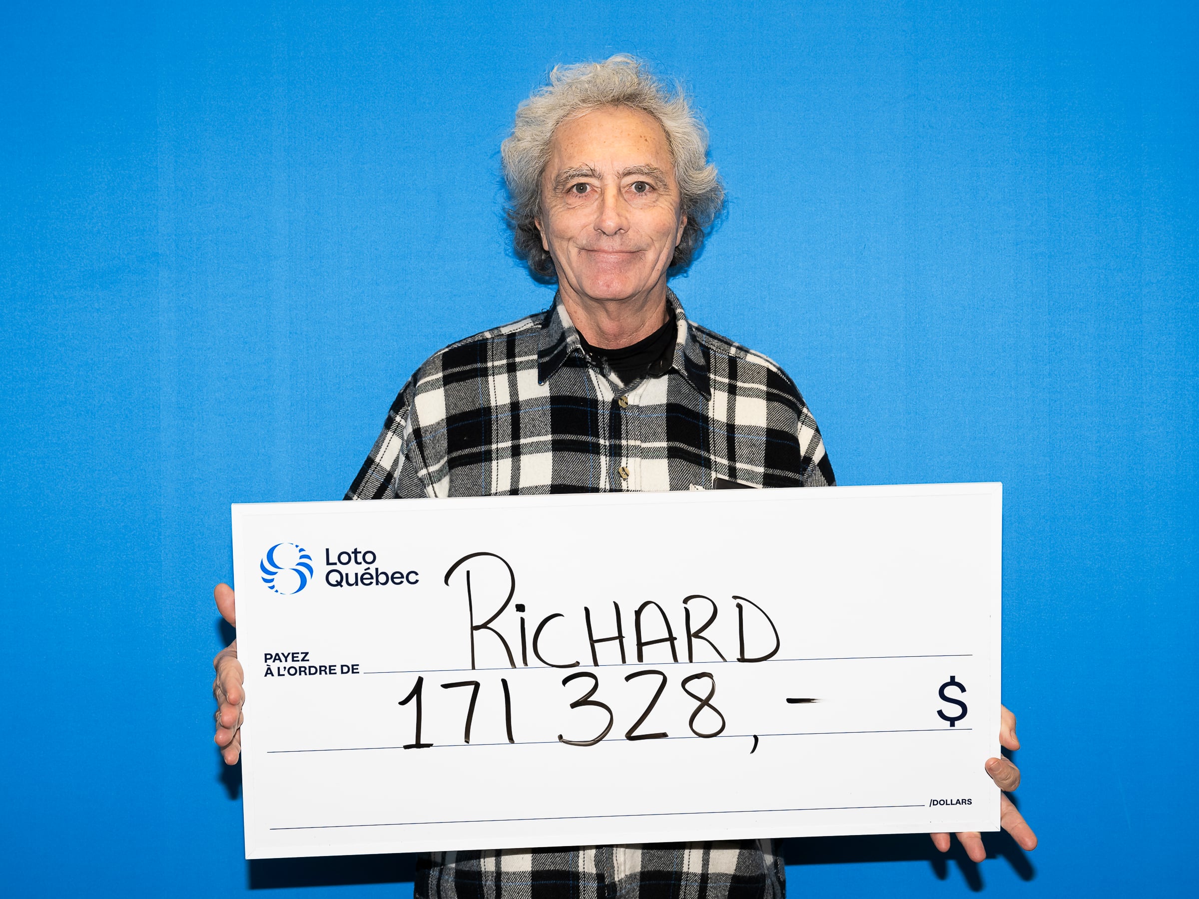 Deux Québécois gagnent beaucoup d'argent après avoir retrouvé de vieux billets de loterie