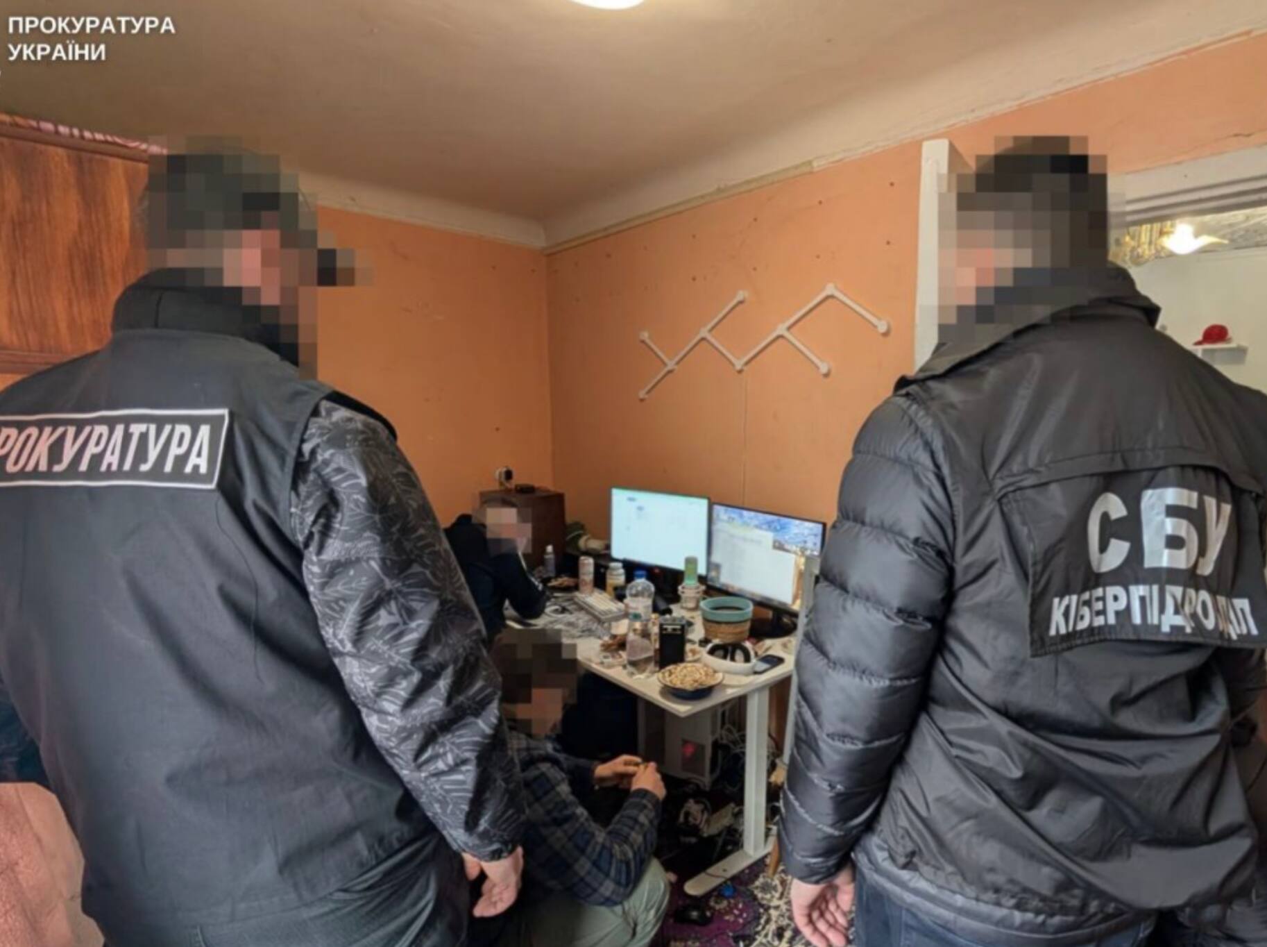 Du matériel informatique, des supports de stockage, des téléphones, des cartes bancaires, des notes manuscrites, plus de 2 500 € et environ 35 000 $ US ont été saisis.