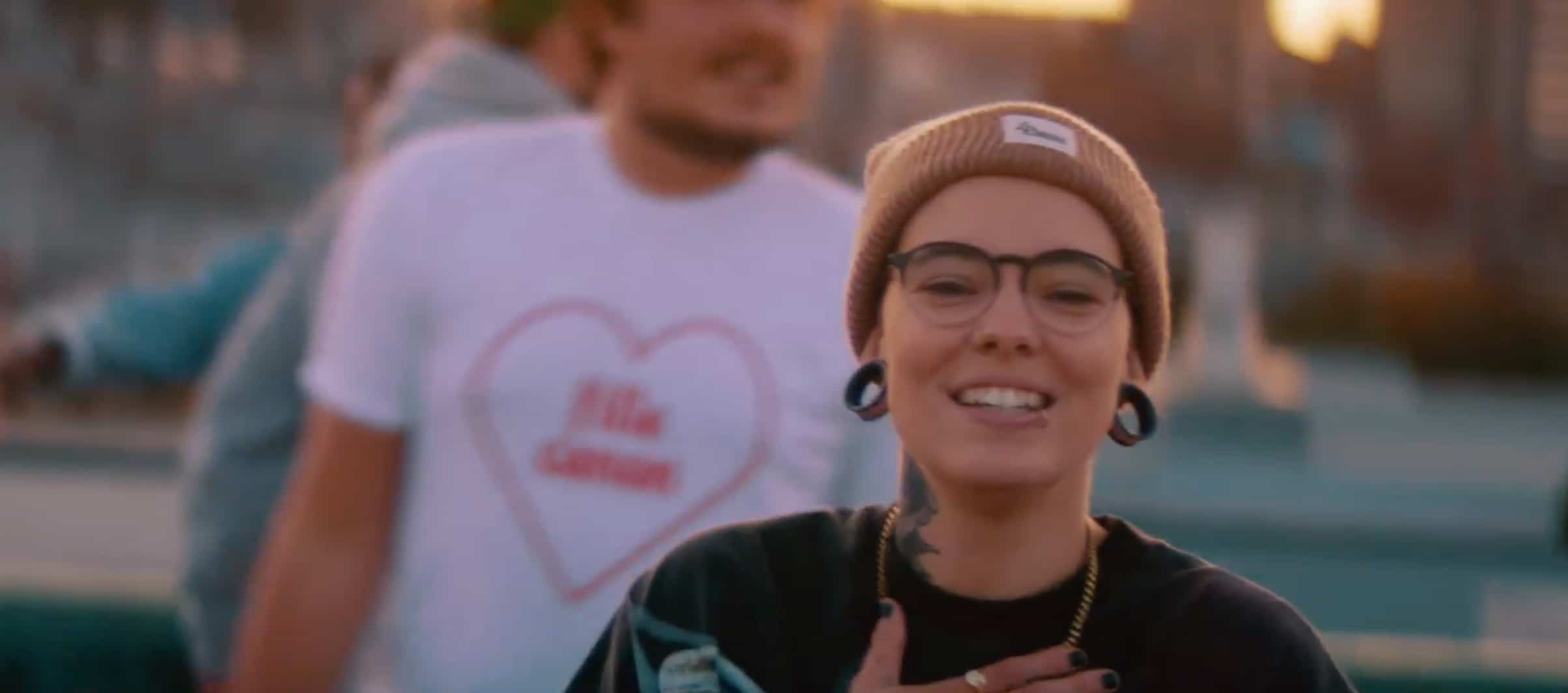 Voyez le vidéoclip pour «Et c'est pas fini»