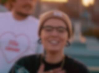 Voyez le vidéoclip pour «Et c'est pas fini»