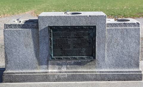 Ta skromna fontanna w stylu Art Deco, otwarta w 1939 roku, przypomina Louisa Rubinsteina (1861-1931). Znajduje się w parku Jane Mance (w południowo-wschodnim rogu ulic Park i Mont-Royal O.), jest uważany za jedyny żydowski pomnik w Montrealu.