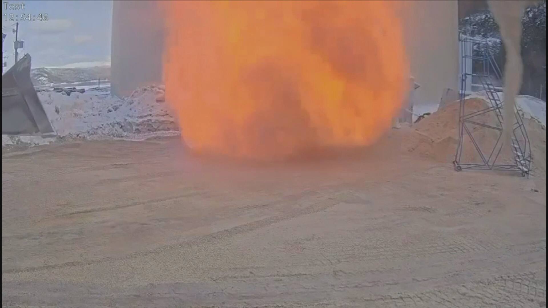 EN VIDÉO | Un travailleur échappe in extremis à la violente explosion d ...