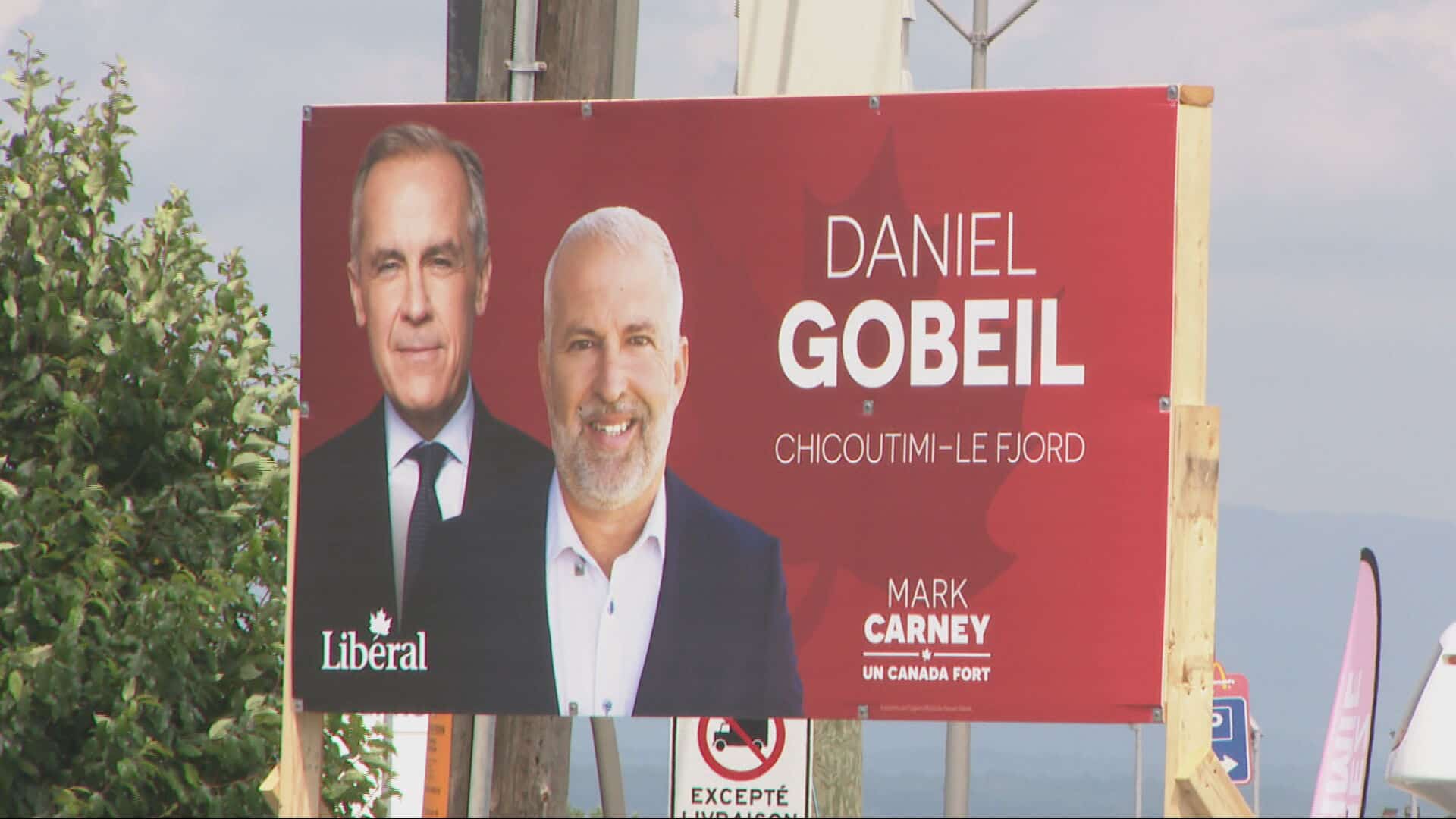 Une pancarte électorale met en vedette le candidat libéral Daniel Gobeil à l'élection partielle dans Chicoutimi—Le Fjord.