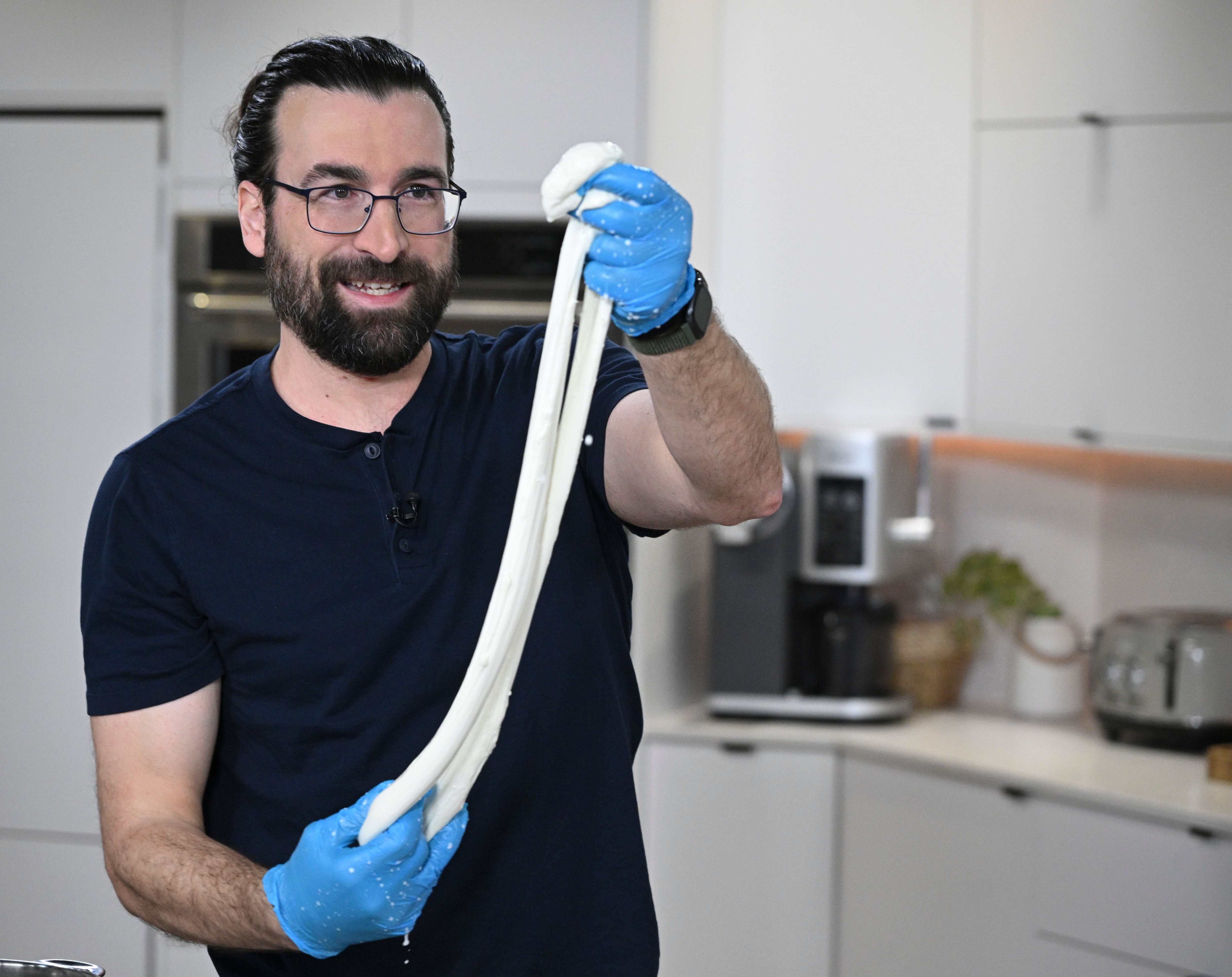 Il fabrique un fromage maison en direct!  