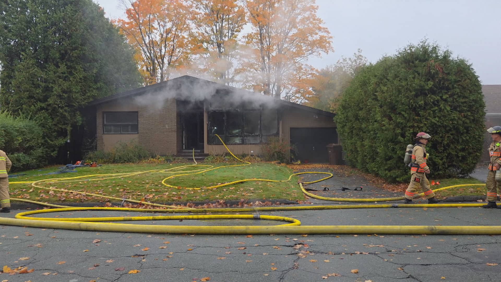 Un courageux voisin extirpe sa voisine des flammes à Sherbrooke