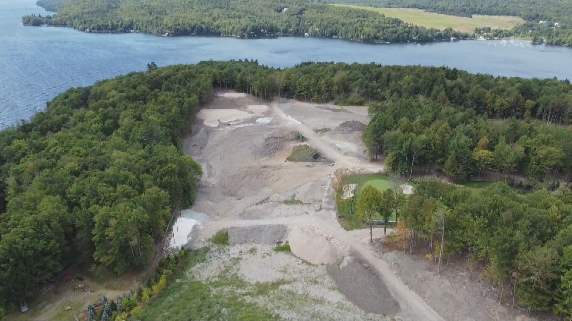 Terrain de golf illégal au lac Memphrémagog: 152 000$ d'amendes et 24 constats d'infraction