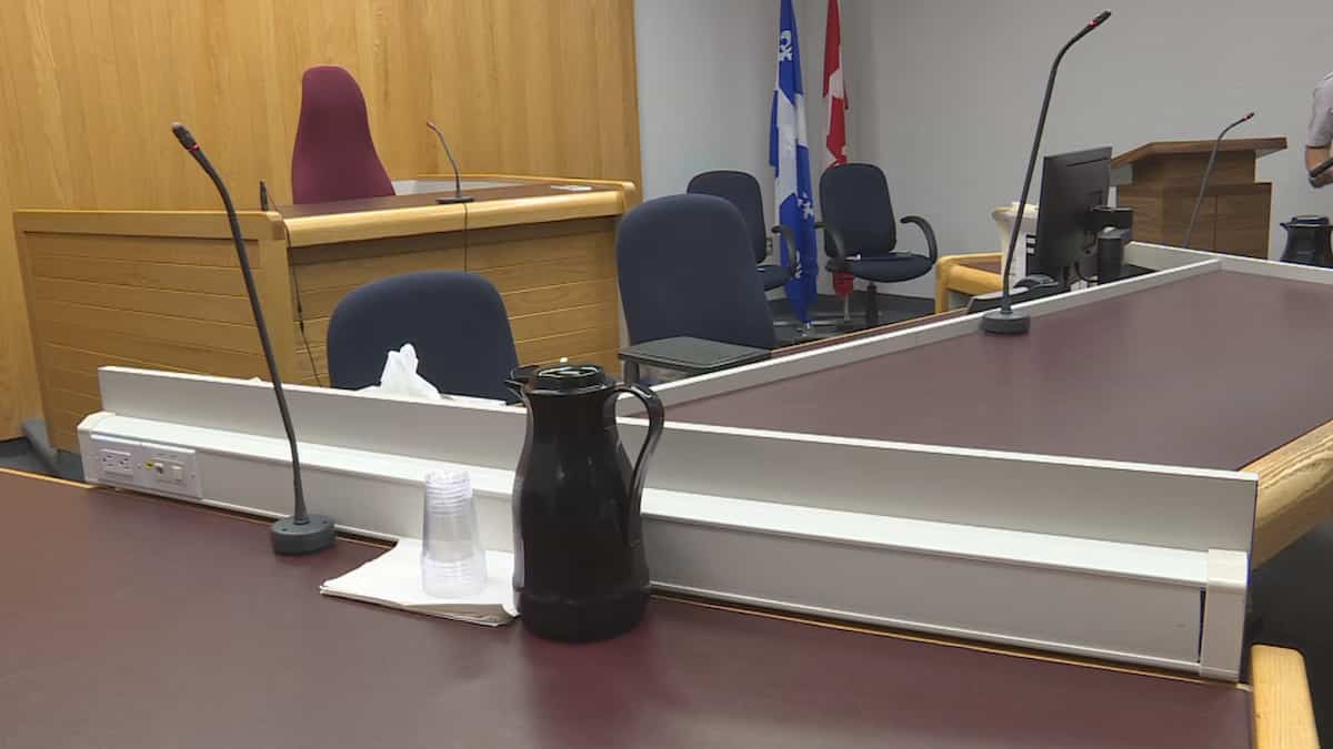 Accusé de voies de fait graves sur son bébé de 12 jours