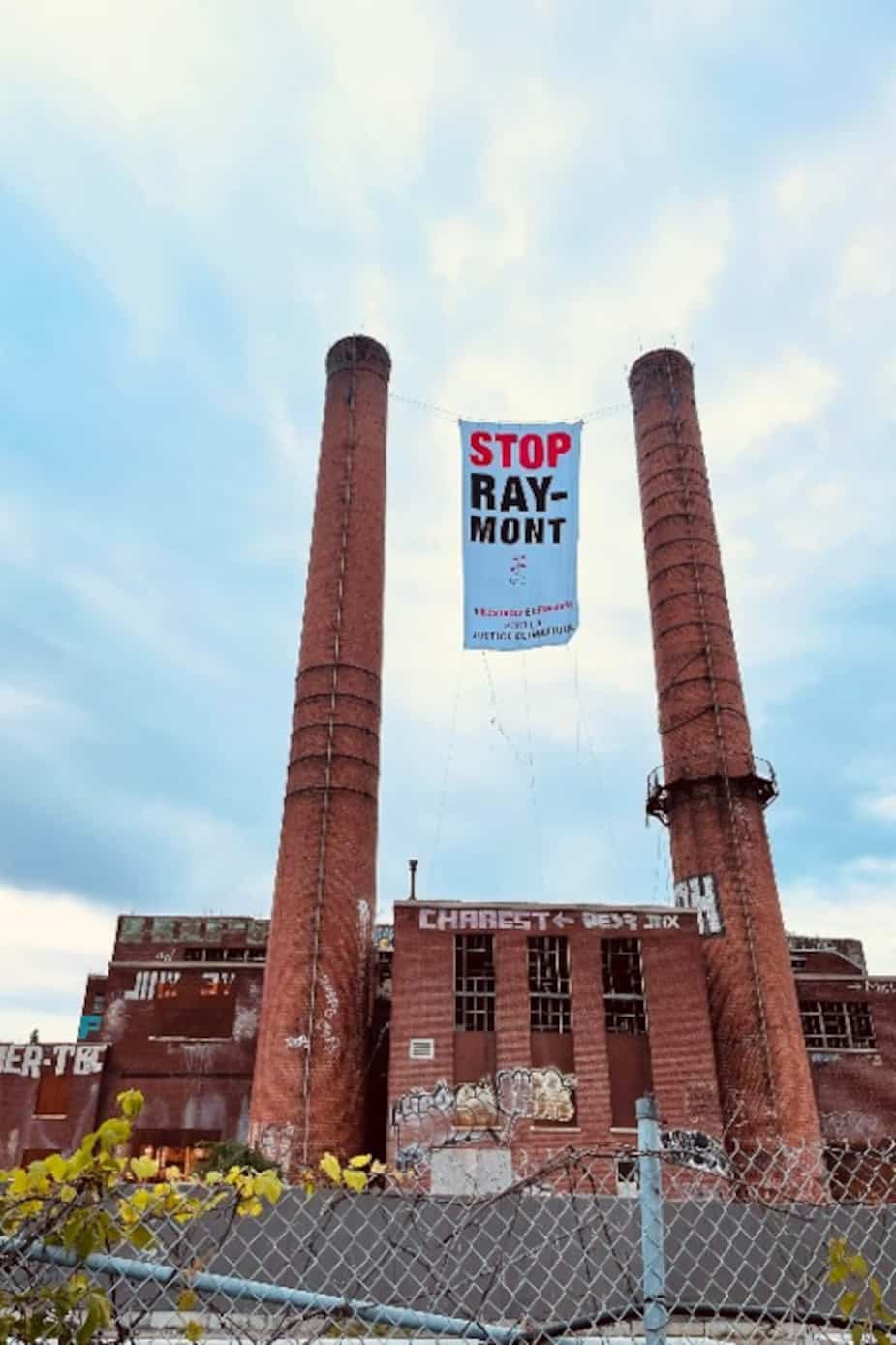 Image principale de l'article Les opposants installent une immense bannière